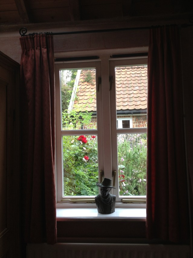 i share my room with john wayne