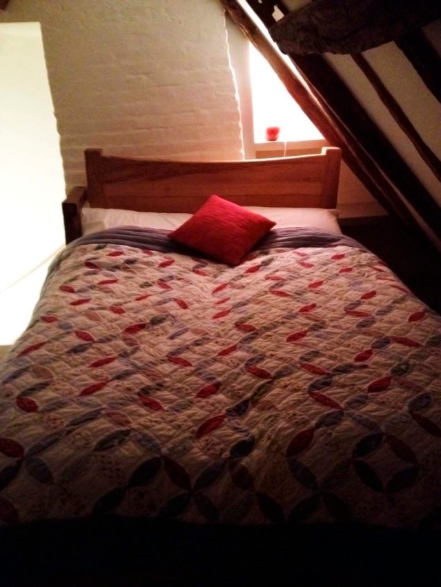 zainab and i slept in this room in the attic. head bumps: 3 in the en suite bathroom: 2. mind you some of these bumps were cheek bumps. other casualties included knees and shins. all part of the charm, all part of the charm...