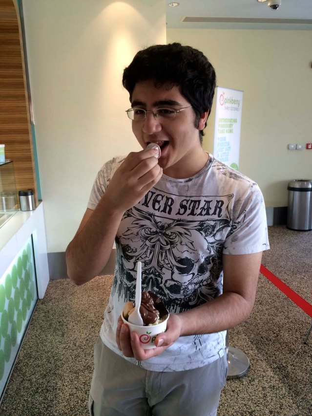 not completely pinkberry virgins, this was k and my second visit ever to this froyo franchise. we were very rusty and me, i was utterly at a creative loss. i had no problem going all out on khaled's yogurt: add brownies! oreos! nutella? hell yes!! maybe m&m's...