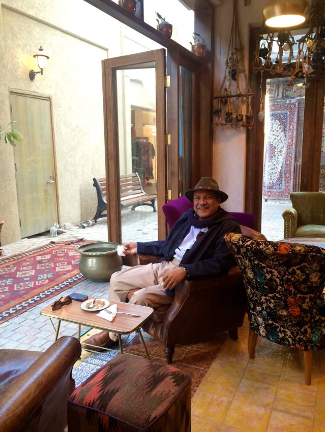 and this man! imagine how lucky i felt to see artist jaafar islah having his tea and cake at the bait ahmad cafe