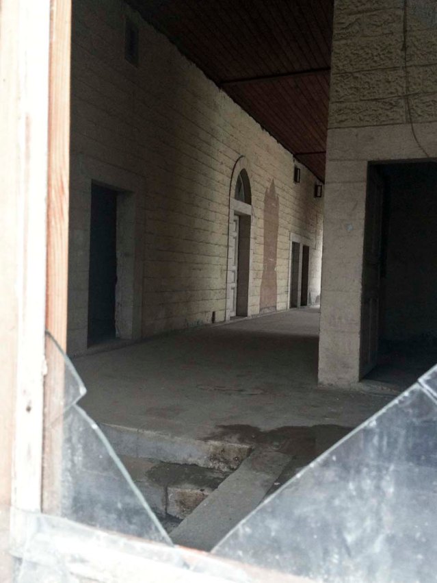 i love deserted spaces and this is one of them. unfortunately we couldn't find a way inside and i wasn't willing to climb through jagged window panes