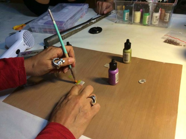 lubna demonstrating a coloring technique