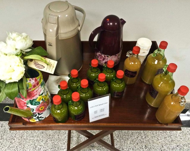 lubna's famous lip-smacking good hot apple cider