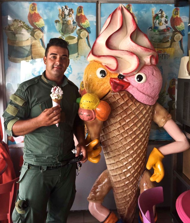 after our gallery visit, abed treated me to a swirly ice-cream cone. here, a soldier and his ice-cream 